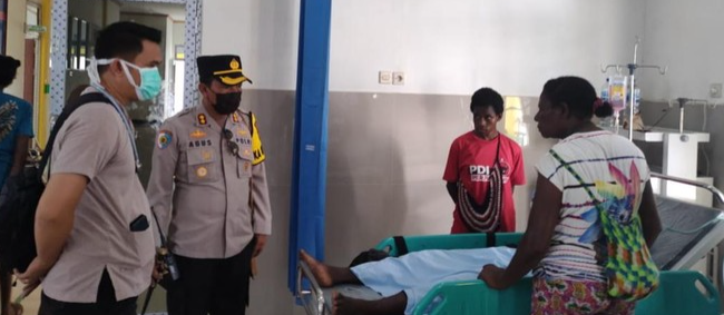 Kabar duka kembali menyelimuti tanah Papua. Sebuah pesta miras oplosan di Kabupaten Asmat, Papua, berujung maut, menewaskan empat orang dan menyebabkan tujuh lainnya dalam kondisi kritis. Tragedi ini menjadi bukti nyata bahaya miras oplosan yang mengancam jiwa dan dapat merenggut nyawa kapan saja. Selain itu, kecelakaan lalu lintas di Jalinsum Asahan, Sumatera Utara, juga menorehkan luka mendalam, menewaskan seorang pengendara motor dan melukai tujuh lainnya. Dua peristiwa tragis ini menyoroti pentingnya kepedulian dan edukasi mengenai bahaya miras oplosan dan keselamatan berkendara. Tragedi Pesta Miras Oplosan di Asmat: Empat Nyawa Melayang Tragedi pesta miras oplosan terjadi di Kampung Wambon, Distrik Pantai Kasuari, Kabupaten Asmat, Papua, pada (masukkan tanggal kejadian). Korban tewas akibat minuman maut ini terdiri dari empat orang, yaitu: (Nama korban 1), laki-laki, berusia (umur korban 1) tahun. (Nama korban 2), laki-laki, berusia (umur korban 2) tahun. (Nama korban 3), laki-laki, berusia (umur korban 3) tahun. (Nama korban 4), laki-laki, berusia (umur korban 4) tahun. Keempat korban meninggal dunia setelah mengalami gejala keracunan akibat mengonsumsi miras oplosan yang mereka buat sendiri. Mereka merasakan gejala seperti mual, muntah, pusing, dan sesak napas. Kronologi Kejadian: Menurut keterangan warga setempat, pesta miras oplosan tersebut diadakan pada (masukkan tanggal kejadian) malam hari. Para korban, yang merupakan warga setempat, berkumpul di sebuah rumah untuk merayakan (masukkan alasan pesta). Mereka membuat miras oplosan sendiri dengan bahan-bahan yang mudah didapat di sekitar mereka. Sayangnya, minuman oplosan yang mereka konsumsi ternyata mengandung bahan kimia berbahaya yang dapat menyebabkan keracunan. Setelah mengonsumsi miras oplosan tersebut, para korban mulai merasakan gejala keracunan. Beberapa dari mereka sempat dilarikan ke Puskesmas terdekat, namun nyawa mereka tidak tertolong. Bahaya Miras Oplosan: Miras oplosan merupakan minuman beralkohol yang dibuat dengan cara mencampur berbagai macam bahan, termasuk bahan kimia berbahaya. Bahan-bahan ini dapat bereaksi secara fatal di dalam tubuh, menyebabkan kerusakan organ vital, dan bahkan kematian. Beberapa bahan kimia yang sering ditemukan dalam miras oplosan antara lain: Metanol: Bahan kimia yang sangat beracun dan dapat merusak saraf, hati, dan ginjal. Etanol: Alkohol yang umum ditemukan dalam minuman beralkohol, tetapi dalam kadar tinggi dapat menyebabkan keracunan. Formaldehida: Bahan kimia yang dapat menyebabkan iritasi pada mata, kulit, dan saluran pernapasan, serta kerusakan hati dan ginjal. Asam asetat: Bahan kimia yang dapat menyebabkan iritasi pada kulit dan mata, serta gangguan pencernaan. Pencegahan: Untuk mencegah tragedi serupa, masyarakat diimbau untuk tidak mengonsumsi miras oplosan. Berikut beberapa tips untuk menghindari miras oplosan: Selalu membeli minuman beralkohol dari sumber terpercaya. Hindari membeli minuman beralkohol yang tidak memiliki label atau dengan label yang rusak. Perhatikan warna, bau, dan rasa minuman beralkohol. Jika terlihat atau berbau aneh, jangan dikonsumsi. Jangan pernah mencampur minuman beralkohol dengan bahan kimia lainnya. Jika merasa tidak enak badan setelah mengonsumsi minuman beralkohol, segera cari pertolongan medis. Langkah-langkah Pemerintah: Pemerintah setempat telah mengambil langkah-langkah untuk mencegah peredaran miras oplosan di wilayah mereka, antara lain: Meningkatkan pengawasan terhadap peredaran miras oplosan. Melakukan sosialisasi dan edukasi kepada masyarakat mengenai bahaya miras oplosan. Memberikan sanksi tegas kepada pelaku yang memproduksi dan mengedarkan miras oplosan. Tujuh Orang Dirawat di Rumah Sakit Setelah Terlindas Truk di Jalinsum Asahan Tragedi lain yang terjadi di (masukkan tanggal kejadian) di Jalinsum Asahan, Sumatera Utara, menewaskan seorang pengendara motor dan melukai tujuh lainnya. Peristiwa nahas ini terjadi sekitar pukul (masukkan waktu kejadian) WIB, di (masukkan lokasi kejadian). Kronologi Kejadian: Korban tewas dalam kecelakaan ini adalah (masukkan nama korban), seorang pemuda berusia (masukkan umur korban). Korban tewas di tempat kejadian akibat luka serius di bagian kepala. Sementara itu, tujuh korban lainnya mengalami luka-luka. Mereka dilarikan ke Rumah Sakit Umum Daerah (RSUD) (masukkan nama rumah sakit) untuk mendapatkan perawatan intensif. Berdasarkan informasi dari kepolisian, kecelakaan terjadi ketika sebuah truk kontainer dengan nomor polisi (masukkan nomor polisi) melaju kencang dari arah (arah datang truk). Truk tersebut menghantam rombongan pengendara motor yang sedang melintas di jalur yang sama. Identitas Korban: Berikut identitas korban yang mengalami luka-luka dalam kecelakaan tersebut: (masukkan nama korban 1), laki-laki, berusia (masukkan umur korban 1), mengalami luka ringan. (masukkan nama korban 2), perempuan, berusia (masukkan umur korban 2), mengalami luka ringan. (masukkan nama korban 3), laki-laki, berusia (masukkan umur korban 3), mengalami luka sedang. (masukkan nama korban 4), laki-laki, berusia (masukkan umur korban 4), mengalami luka sedang. (masukkan nama korban 5), perempuan, berusia (masukkan umur korban 5), mengalami luka berat. (masukkan nama korban 6), laki-laki, berusia (masukkan umur korban 6), mengalami luka berat. (masukkan nama korban 7), perempuan, berusia (masukkan umur korban 7), mengalami luka berat. Dugaan Penyebab Kecelakaan: Polisi masih melakukan penyelidikan untuk mengungkap penyebab pasti kecelakaan tersebut. Namun, berdasarkan keterangan saksi mata, diduga kecelakaan terjadi akibat kelalaian pengemudi truk. Investigasi dan Penyelidikan: Polisi telah mengamankan pengemudi truk dan kendaraan yang terlibat dalam kecelakaan. Petugas juga melakukan olah tempat kejadian perkara (TKP) untuk mengumpulkan bukti-bukti. Langkah-langkah Pencegahan: Kecelakaan lalu lintas merupakan masalah serius yang dapat dihindari dengan meningkatkan kesadaran dan disiplin berkendara. Berikut beberapa langkah yang dapat dilakukan untuk mencegah kecelakaan lalu lintas: Selalu patuhi peraturan lalu lintas. Jangan mengemudi dalam kondisi lelah atau mengantuk. Hindari mengemudi dalam keadaan mabuk. Berkendara dengan kecepatan yang aman. Selalu berhati-hati dan waspada saat berkendara. Pentingnya Keselamatan Berkendara: Keselamatan berkendara merupakan tanggung jawab bersama. Setiap pengendara memiliki peran penting dalam menjaga keselamatan diri sendiri dan orang lain di jalan raya. Dampak Psikologis bagi Korban dan Keluarga Tragedi miras oplosan dan kecelakaan lalu lintas di Asmat dan Asahan tidak hanya menimbulkan duka dan kerugian materi, tetapi juga dampak psikologis yang mendalam bagi para korban dan keluarga mereka. Dampak Psikologis bagi Korban: Trauma: Korban yang selamat dari kecelakaan atau keracunan miras oplosan mungkin mengalami trauma fisik dan emosional yang mendalam. Mereka mungkin merasakan ketakutan, kecemasan, dan depresi. Kesulitan Beradaptasi: Korban mungkin mengalami kesulitan beradaptasi dengan kehidupan normal setelah kejadian traumatis. Mereka mungkin mengalami gangguan tidur, perubahan nafsu makan, dan kesulitan berkonsentrasi. Rasa Bersalah: Beberapa korban mungkin mengalami rasa bersalah karena merasa bertanggung jawab atas kejadian tersebut. Mereka mungkin menyalahkan diri sendiri dan merasa tidak berharga. Dampak Psikologis bagi Keluarga: Kehilangan dan Duka: Keluarga korban yang meninggal dunia akan mengalami duka dan kehilangan yang mendalam. Mereka mungkin mengalami kesedihan, kemarahan, dan penyangkalan. Dukungan Sosial: Keluarga membutuhkan dukungan sosial yang kuat untuk mengatasi duka dan kehilangan. Mereka mungkin membutuhkan bantuan dari keluarga, teman, dan konselor profesional. Stres dan Kecemasan: Keluarga korban yang selamat mungkin mengalami stres dan kecemasan yang berlebihan. Mereka mungkin khawatir tentang kesehatan dan kesejahteraan anggota keluarga yang terluka. Dukungan Psikologis: Penting bagi korban dan keluarga untuk mendapatkan dukungan psikologis yang tepat. Konseling: Konselor profesional dapat membantu korban dan keluarga mengatasi trauma, kecemasan, dan depresi. Terapi Kelompok: Terapi kelompok dapat memberikan kesempatan bagi korban dan keluarga untuk berbagi pengalaman dan belajar dari satu sama lain. Dukungan Sosial: Dukungan sosial dari keluarga, teman, dan komunitas sangat penting untuk membantu korban dan keluarga melewati masa sulit ini. Peran Penting Masyarakat dalam Pencegahan Pencegahan tragedi miras oplosan dan kecelakaan lalu lintas menjadi tanggung jawab bersama. Masyarakat memiliki peran penting dalam mencegah kejadian serupa di masa mendatang. Edukasi dan Sosialisasi: Pentingnya edukasi dan sosialisasi mengenai bahaya miras oplosan dan keselamatan berkendara. Masyarakat perlu dibekali pengetahuan tentang ciri-ciri miras oplosan dan cara mengenali minuman beralkohol yang aman. Sosialisasi tentang peraturan lalu lintas dan pentingnya berkendara dengan bertanggung jawab. Pencegahan Peredaran Miras Oplosan: Masyarakat perlu aktif melaporkan jika menemukan peredaran miras oplosan di lingkungan sekitar. Peningkatan pengawasan dan penegakan hukum terhadap produsen dan pengedar miras oplosan. Peningkatan kesadaran masyarakat tentang dampak negatif miras oplosan terhadap kesehatan dan keselamatan. Peningkatan Kesadaran Keselamatan Berkendara: Masyarakat perlu diimbau untuk selalu patuhi peraturan lalu lintas. Pentingnya mengecek kondisi kendaraan sebelum berkendara. Menghindari mengemudi dalam keadaan lelah atau mengantuk. Melakukan sosialisasi tentang pentingnya menggunakan helm dan sabuk pengaman. Kesimpulan Tragedi miras oplosan di Asmat dan kecelakaan lalu lintas di Asahan merupakan pengingat bagi kita semua tentang pentingnya kepedulian dan edukasi mengenai bahaya miras oplosan dan keselamatan berkendara. Peristiwa ini menyoroti betapa pentingnya peran pemerintah, masyarakat, dan individu dalam upaya mencegah kejadian serupa di masa mendatang. Masyarakat perlu dibekali pengetahuan dan kesadaran tentang bahaya miras oplosan dan pentingnya berkendara dengan aman. Pemerintah juga memiliki peran penting dalam meningkatkan pengawasan terhadap peredaran miras oplosan dan menegakkan peraturan lalu lintas.